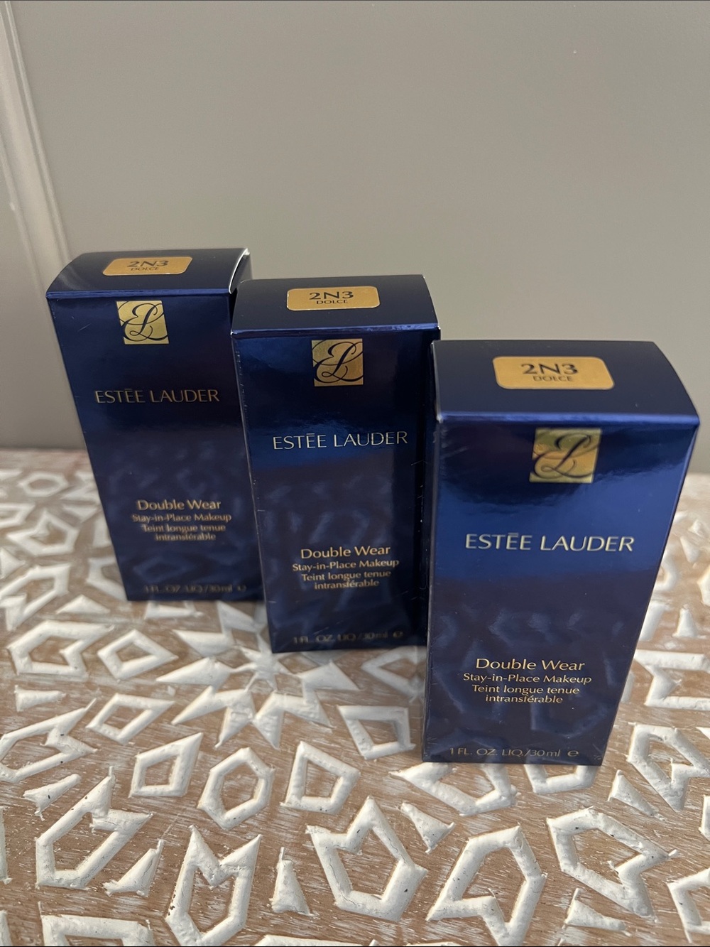 Estee Lauder Double Wear Stay-in-Place Makeup - Colors 2N1 2N3 2C2 2C3 2W1 - Picture 4 of 5